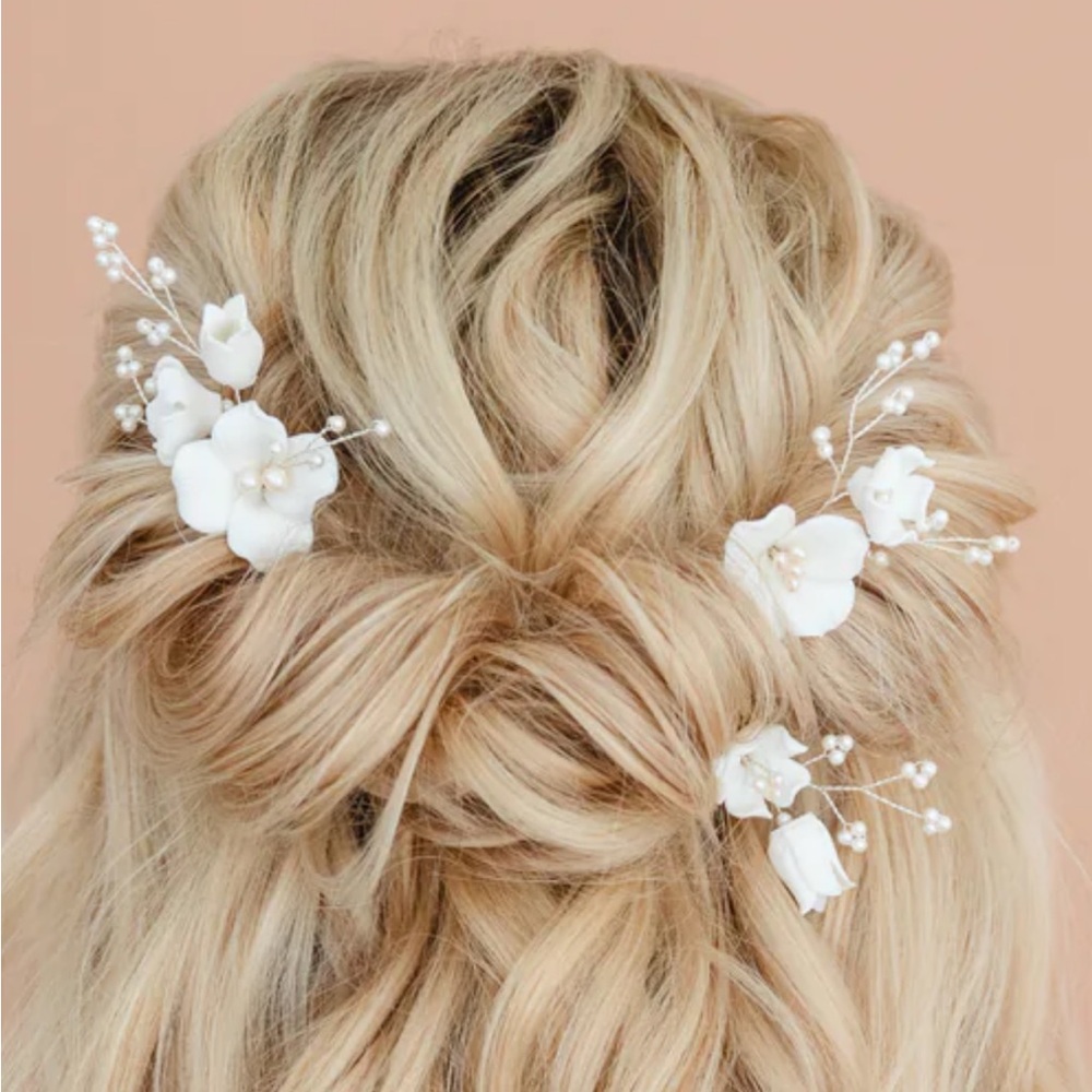 Elegant White Floral Hair Pins - Picture 2 of 5
